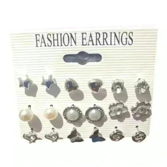 Jewelry - A set of silver and pearl stud earrings